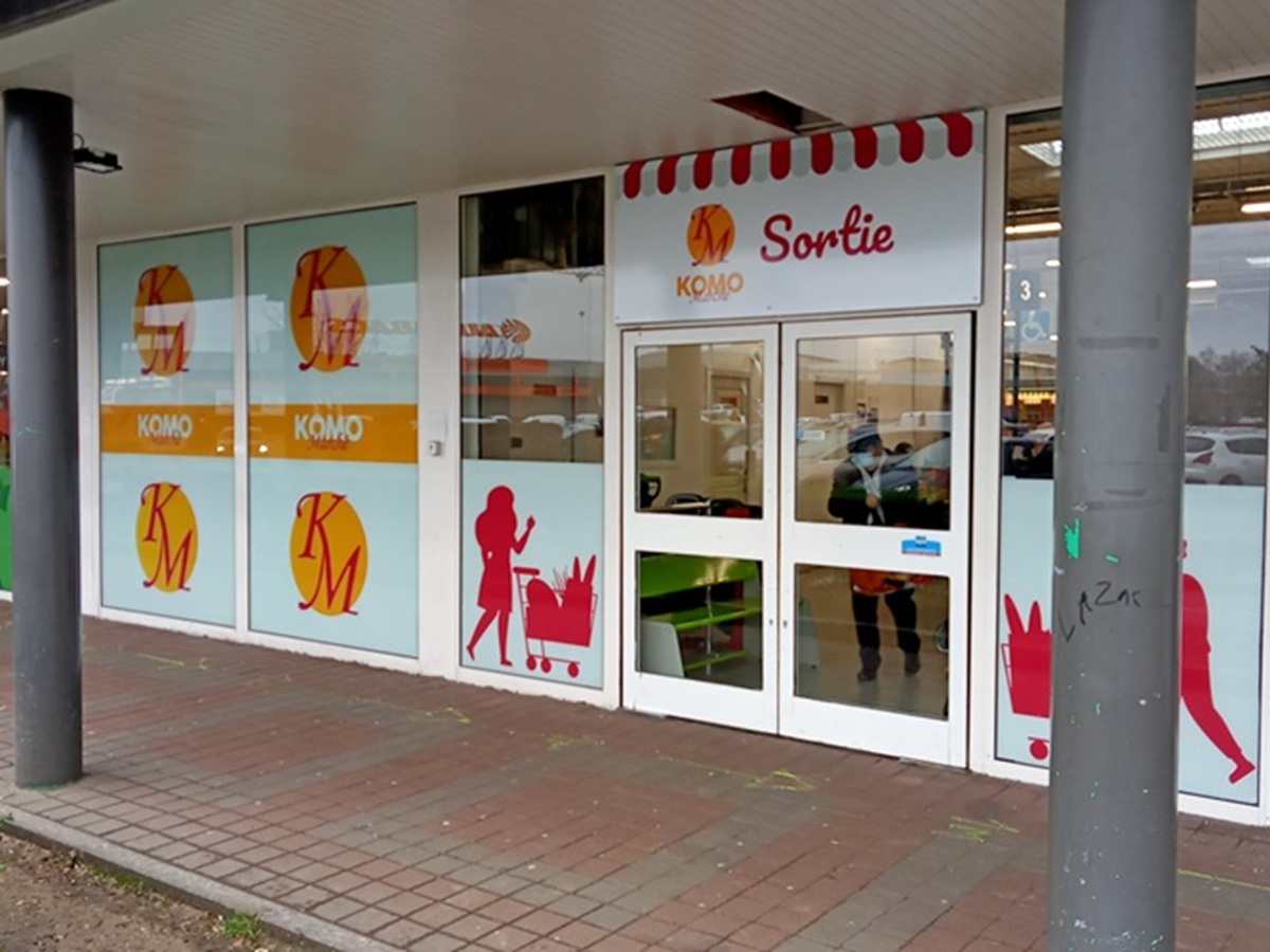 Vitrophanie à Coignières dans les Yvelines pour Komo marché.