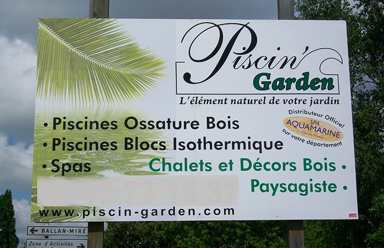 panneau publicitaire sur poteaux