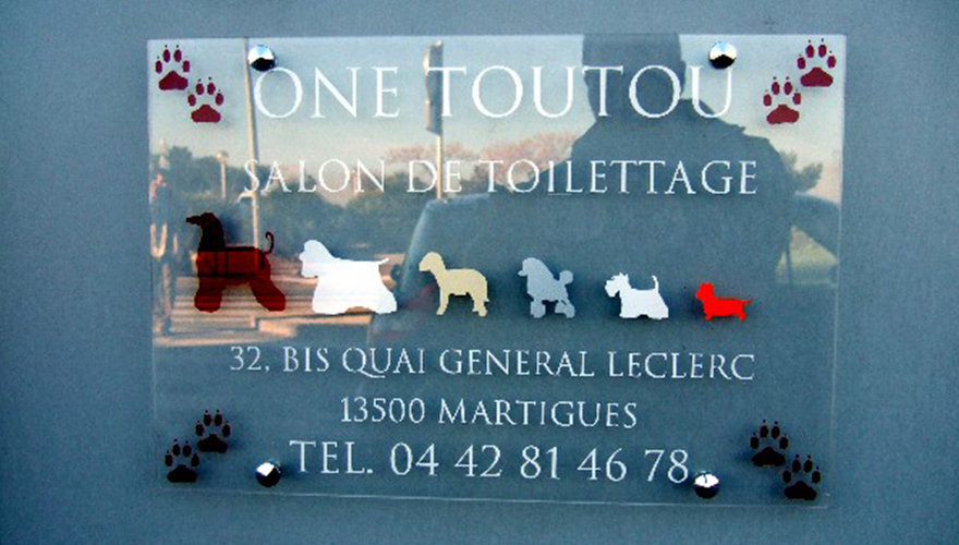 plaque plexi avec décoration adhésive et fixation par entretoise et caches vis