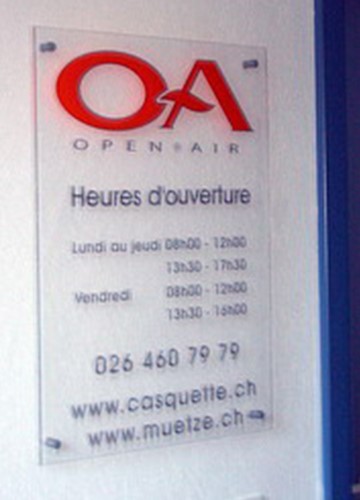 plaque plexi informationnelle avec décoration adhésive et fixation par entretoise et caches vis horaires douverture